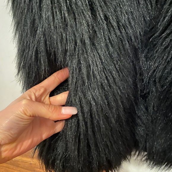 Brandy Melville Italy Exclusive Faux Fur Vest - Picture 5 of 7